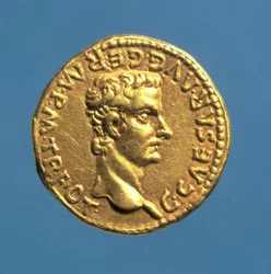 Aureus (avers) de Caligula (37-41 apr. J.-C.) tête nue. Inscription : C CAESAR AVG GERM P M TR POT